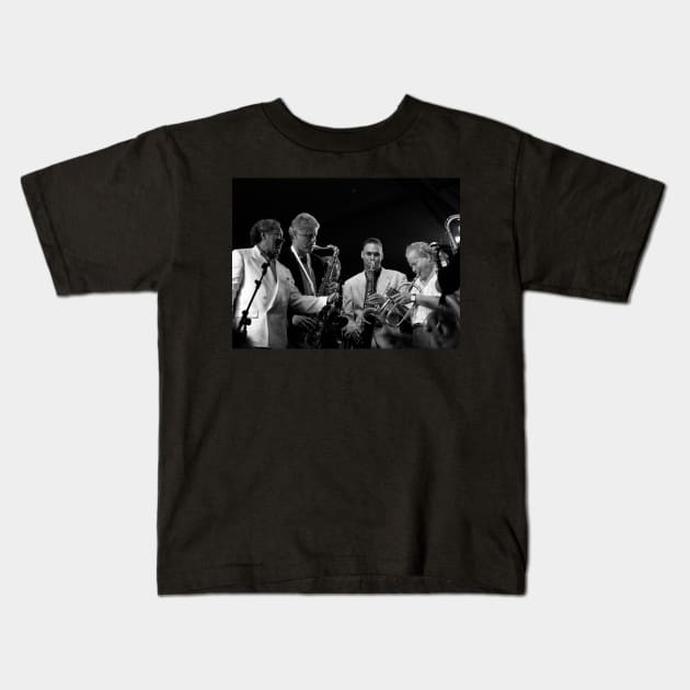 President Bill Clinton plays the saxophone with jazz musicians Kids T-Shirt by Soriagk